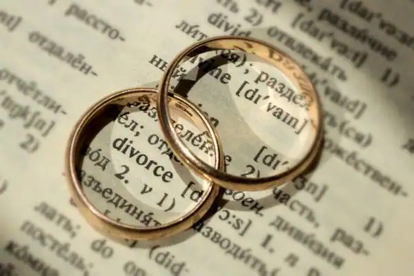 Image of rings removed before divorce mediation Enfield